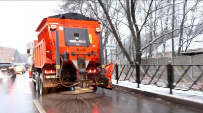 Более 340 единиц спецтехники привлекли для очистки и обработки дорог в Подмосковье
