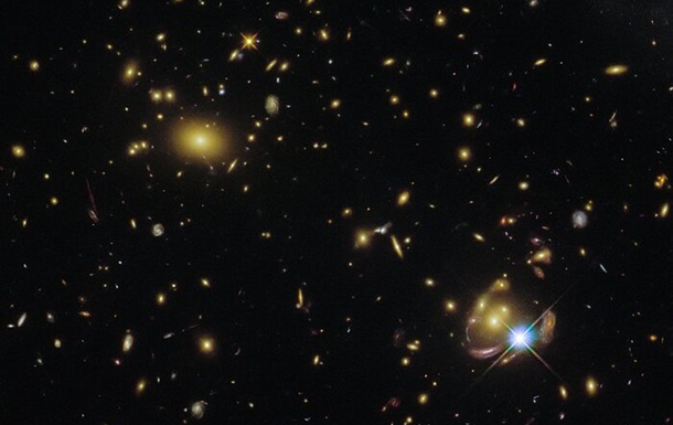 Hubble запечатлел "тройную" галактику в созвездии Рыбы