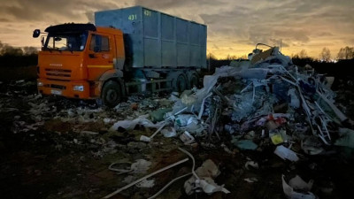 Более 10 автомобилей отправили на штрафстоянку за незаконный сброс мусора в Подмосковье