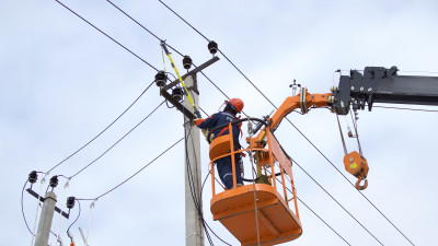 Энергетики внедрили ремонтные работы без снятия напряжения с линий электропередачи и без отключения потребителей – Александр Самарин