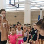 При грантовой поддержке Минспорта России проект «Шаги к успеху» предлагает мастер-классы по художественной гимнастике для детей