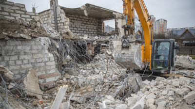Признанный самовольной постройкой дом демонтируют в Одинцовском округе