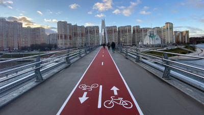 Велодорожку построили на пешеходном мосту в Красногорске