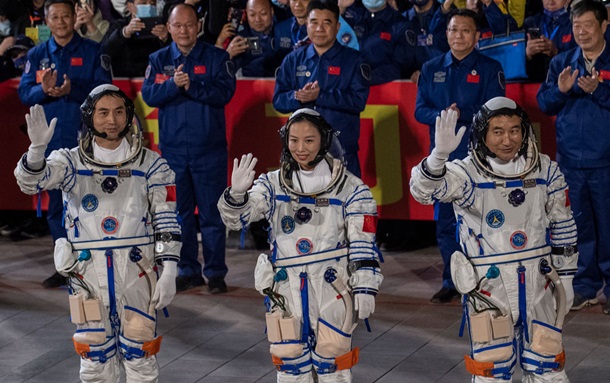Женщина-космонавт из Китая впервые вышла в открытый космос