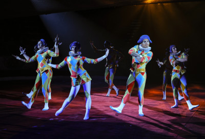 Выступление гимнастов под руководством Станислава Богданова на премьере шоу «Карнавал» в цирке на Цветном бульваре.