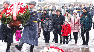 Андрей Воробьев и школьники из Подмосковья возложили цветы к Могиле Неизвестного Солдата