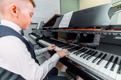 Отремонтированная по нацпроекту «Культура» детская музыкальная школа открылась в Куровском