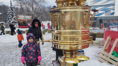 Гостей рождественского фестиваля в Красногорске угощают чаем из 300-литрового самовара