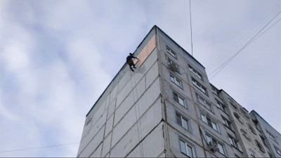 Жителям торцевой квартиры в многоэтажке Коломны по предписанию Госжилинспекции утеплили стену