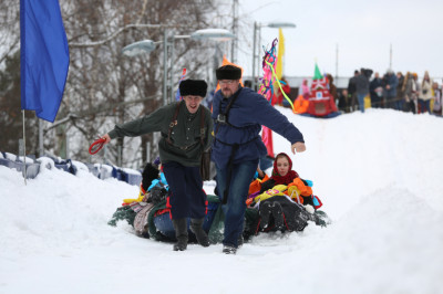 Казаки катают на санях посетителей зимнего парка на гуляниях
