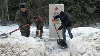 лесничие расчистили снег рядом с памятниками ВОВ