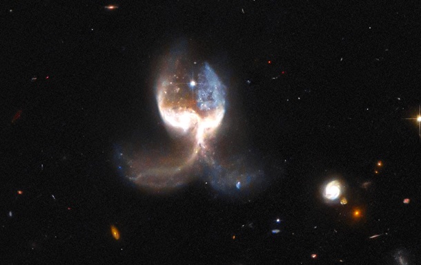 Хаббл запечатлел необычное слияние галактик