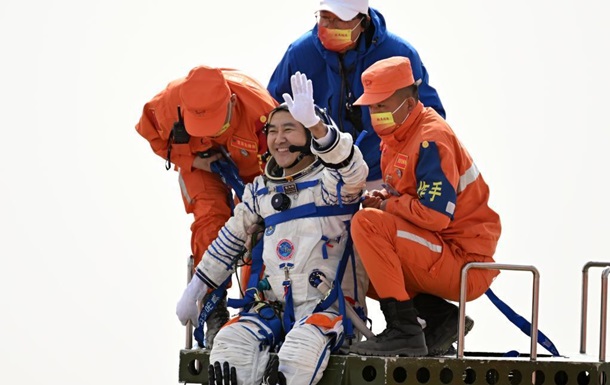 Экипаж китайской космической станции вернулся на Землю