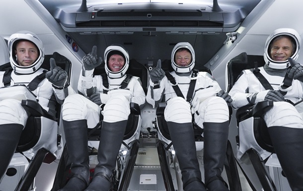 SpaceX отправила на МКС первый коммерческий экипаж