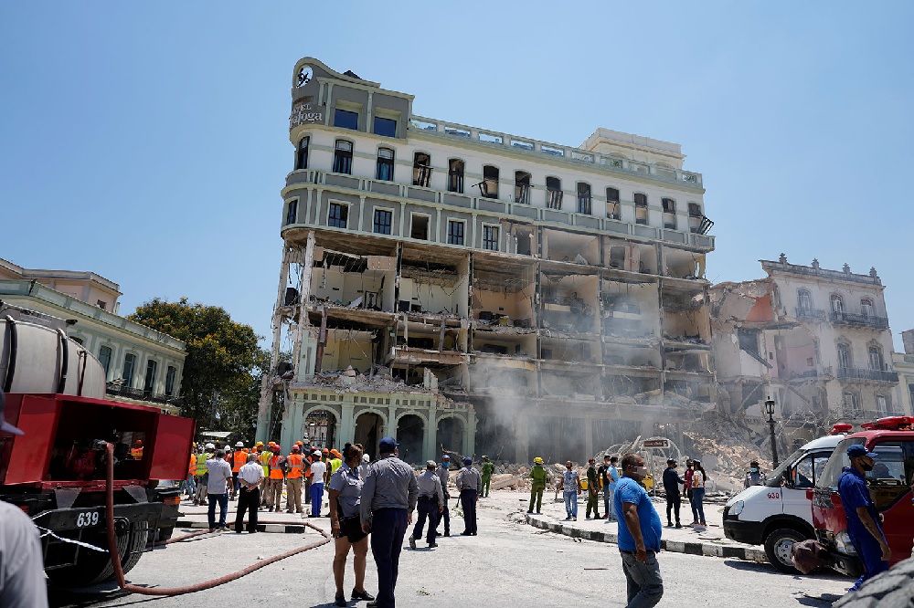 взрыв разрушил историческое здание отеля в гаване