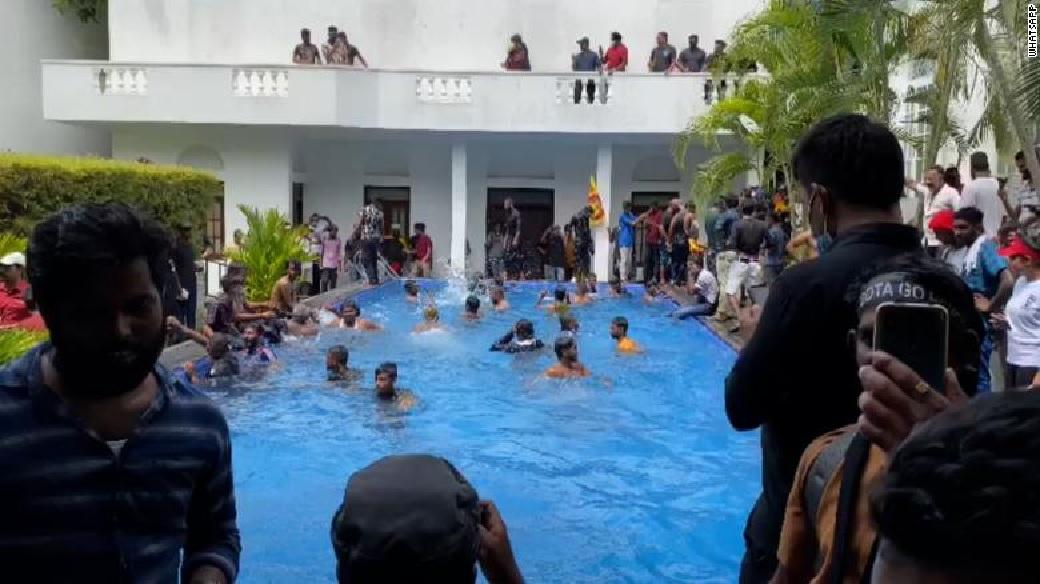 майдан по цейлонски президент бежал, протестующие купаются в бассейне резиденции