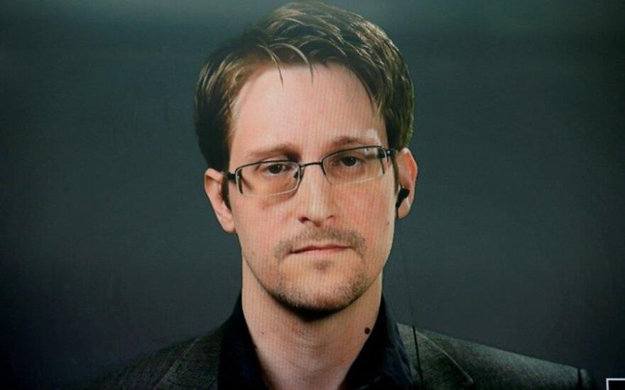 сноуден принял присягу гражданина россии и получил паспорт