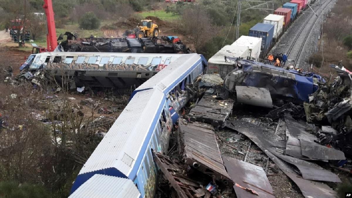 кровавая лампадифория 36 погибших в столкновении поездов в греции