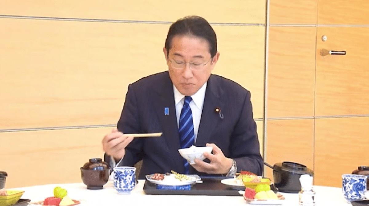 японский премьер поел фукусимской рыбки