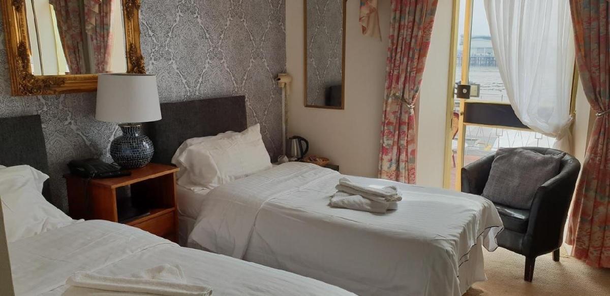 Стоимость – 145 фунтов с человека в сутки. С питанием британия увязла в кризисе размещения беженцев