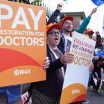 Денег нет, но вы не бастуйте: британским врачам объясняют пределы возможного денег нет, но вы не бастуйте британским врачам объясняют пределы возможного