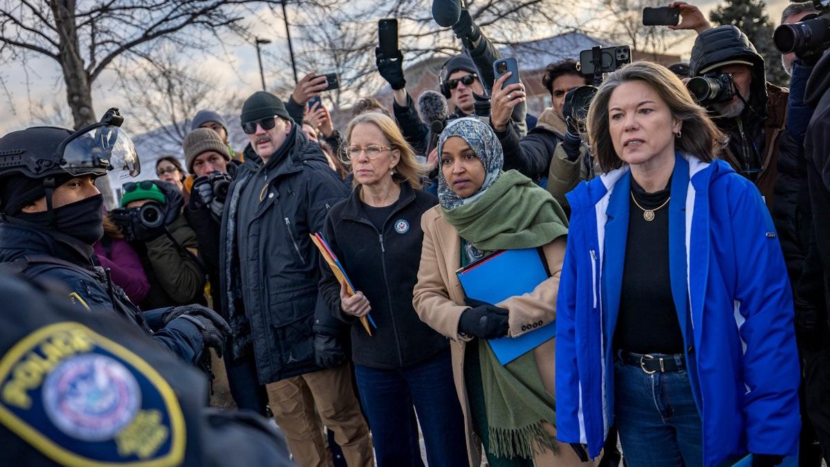 трамп назвал власти миннесоты бесполезными и пригрозил применением закона о бунте