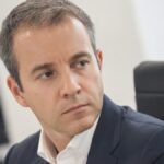 бегство на частном джете как экс-министр связи избежал ареста по делу finiko